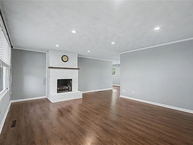 Building Photo - 154 Tuxworth Rd