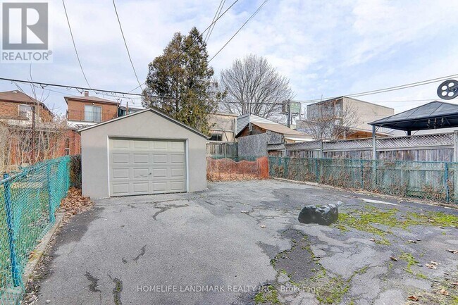 Building Photo - 8-2UPPE8 Hanson Rd
