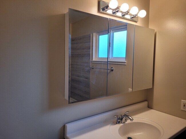 Bathroom - 571 Kiely Blvd
