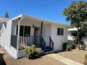 Building Photo - 1688 Linden St