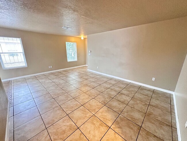 Foto del edificio - 3 Bedroom 2 Bathroom with 2 Car Garage