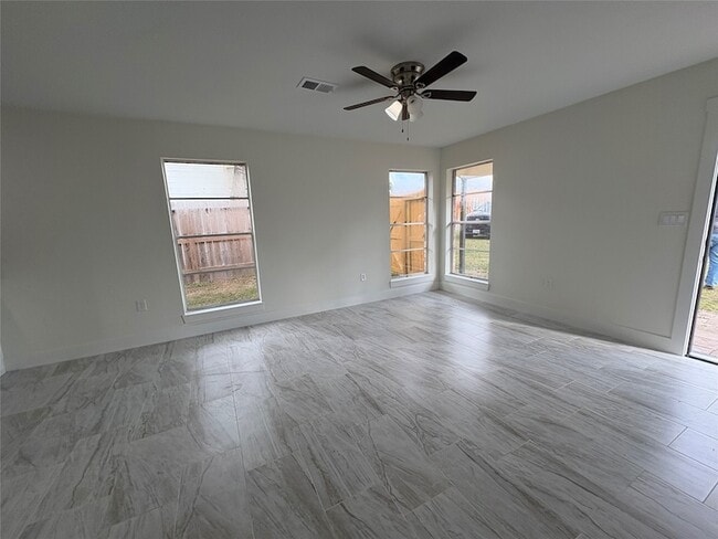 Building Photo - 704 S 10th St