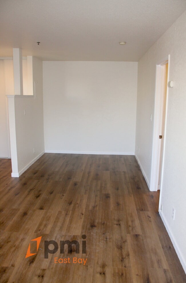 Foto del edificio - Spacious 1-Bedroom with Parking & On-Site ...