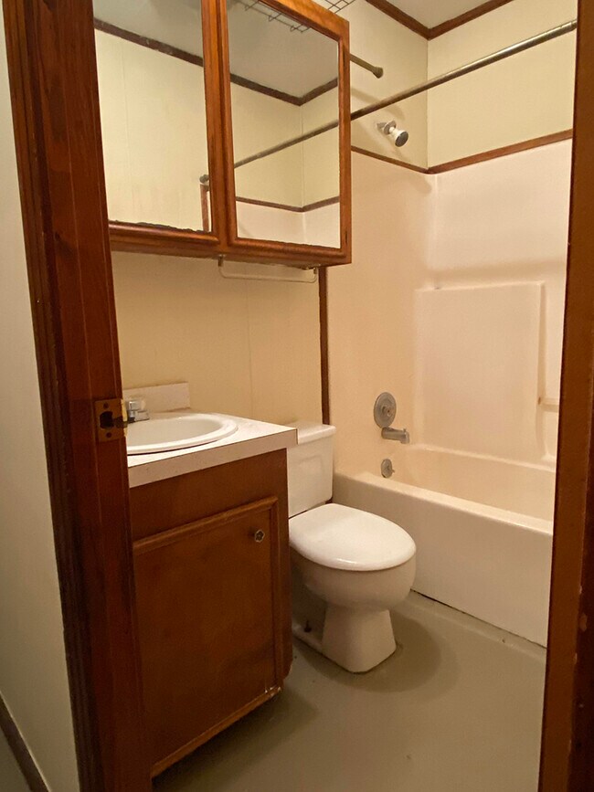 Clean, bright bathroom. - 1109 North Yale Street