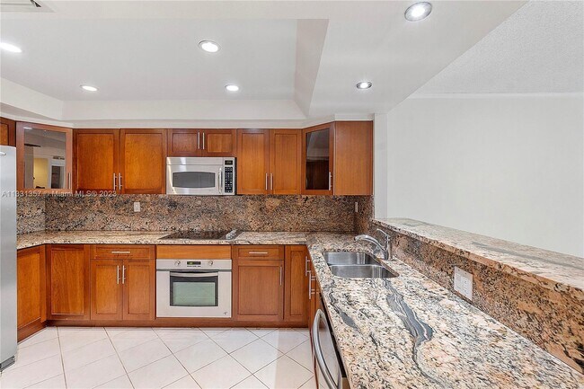 Building Photo - 520 Brickell Key Dr