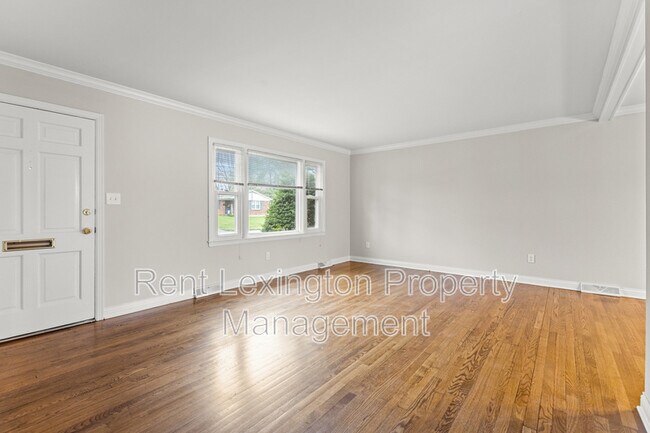 Building Photo - 941 Lily Dr
