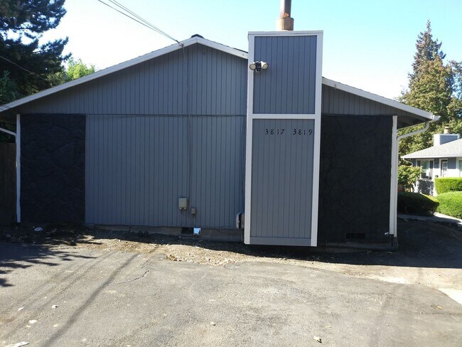 Foto del edificio - Cool Reno and Nifty Private yard too-Inner SE Duplex