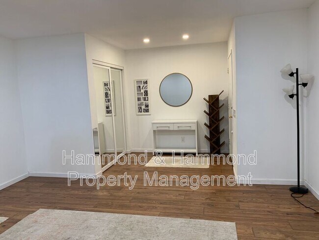 Foto del edificio - 4075 Liberty Canyon Rd