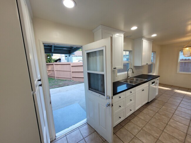 Kitchen to back yard. - 1914 Granville Ave