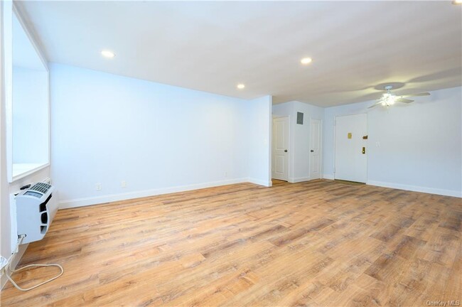 Building Photo - 3 Sadore Ln