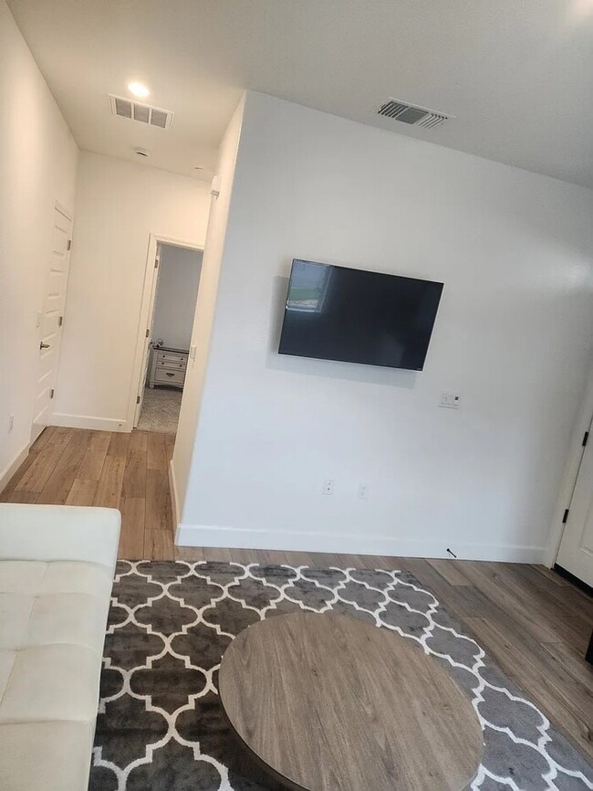 Building Photo - Bright & Cozy 1 Bed / 1 Bath Living Space ...