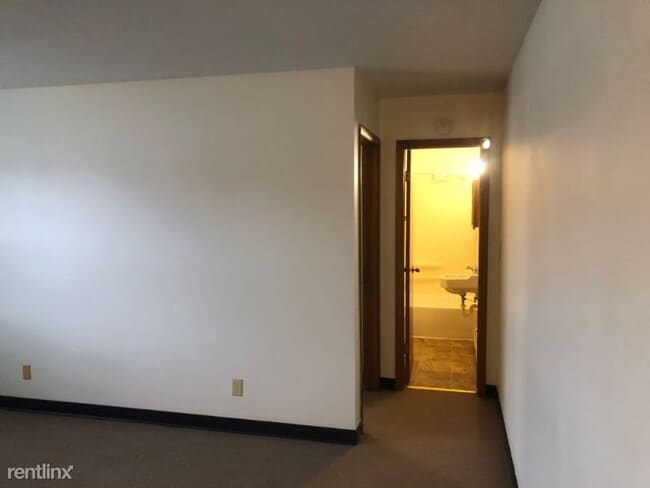 Building Photo - 1 br, 1 bath Apartment - 222 NW College Ave