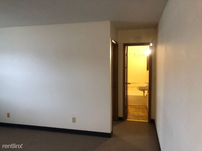 Foto del edificio - 1 br, 1 bath Apartment - 222 NW College Ave
