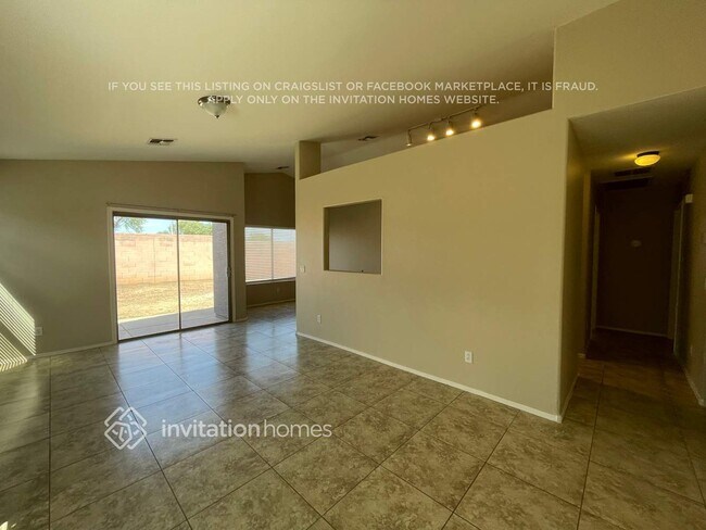 Foto del edificio - 15508 W Port Royale Ln