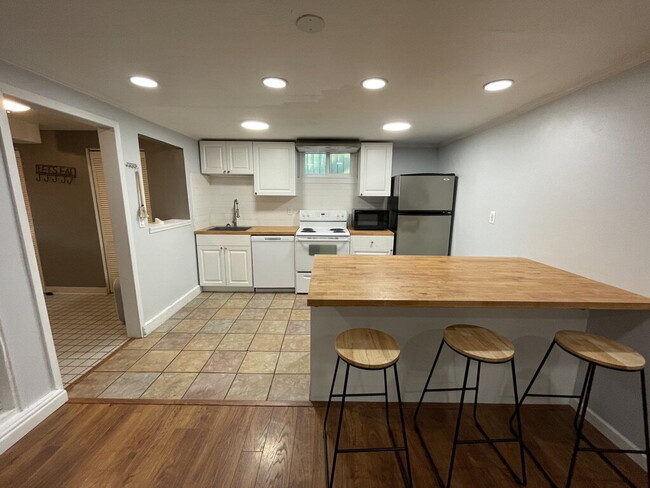 Building Photo - Huge 1 bed duplex near Dwight Merkel Park