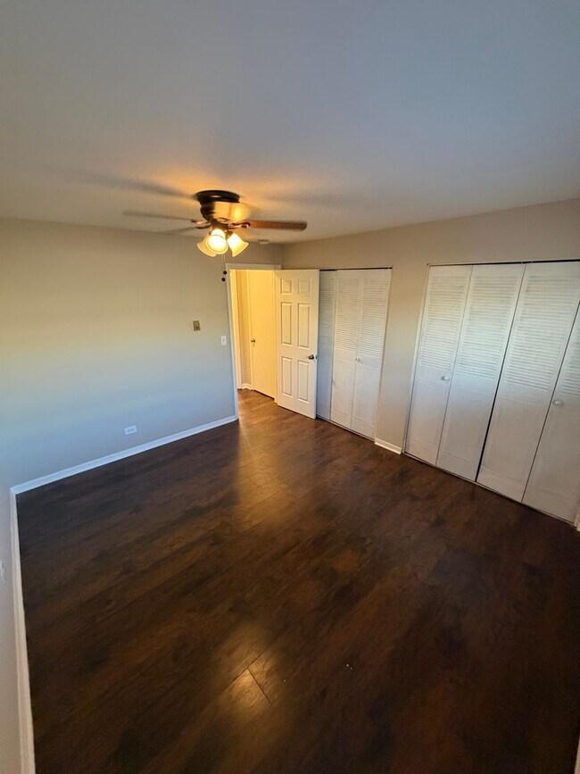 Foto del edificio - 1 Bed One Bath in DOWNTOWN Forest Park!!!