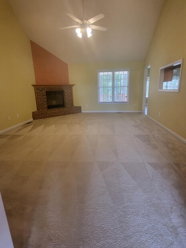 Foto del edificio - 697 Stone Cross Dr