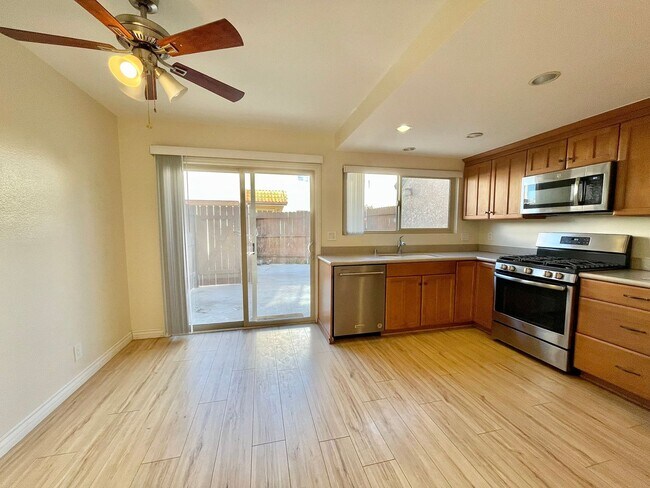 Foto del edificio - 2 Bedroom + 1.5 Bathroom Townhouse | Oxnard Shores | Unfurnished