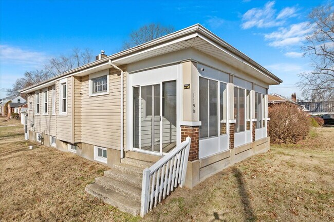 Foto del edificio - "Charming 3-Bed Haven with Hardwood Floors & 2 Full Baths in St. Louis!"  Hazelwood Schools.  Sec...