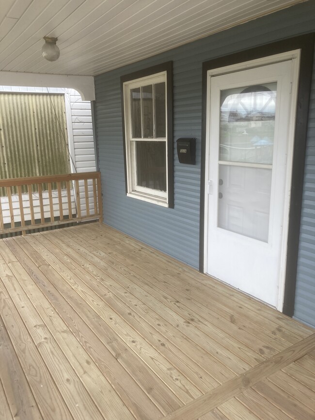 Front Porch - 533 Jackson Ave