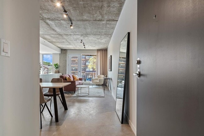 Building Photo - 2449 Ch Athlone