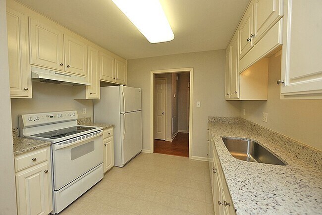 Foto del edificio - Ranch Home with Garage in Prime North Raleigh Location!