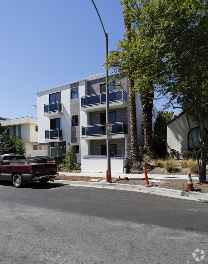 Foto principal - 843 N Fuller Ave
