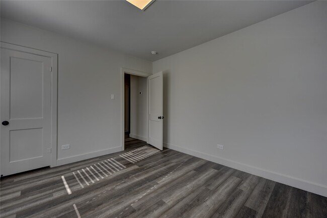 Foto del edificio - 1311 Higgins St