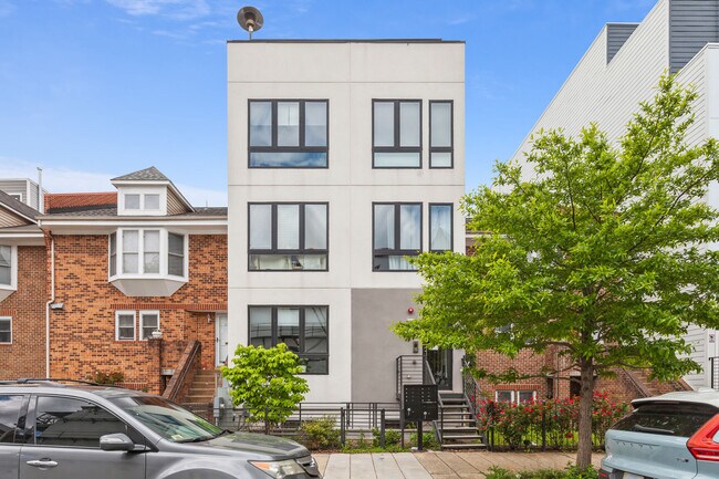 Building Photo - 2618 University Pl NW