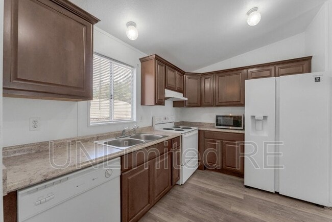 Building Photo - 766 E Zuni Dr