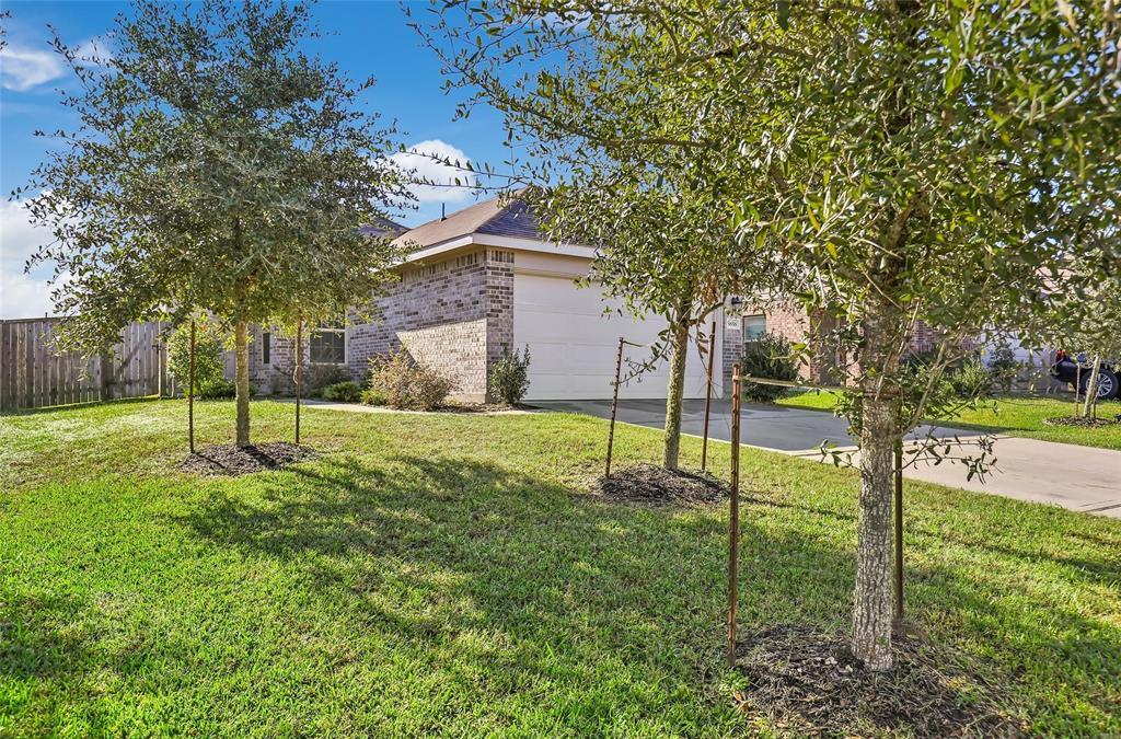 Foto principal - 5858 Rosehill Forest Ln