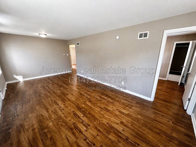 Foto del edificio - 242 Emerling Dr
