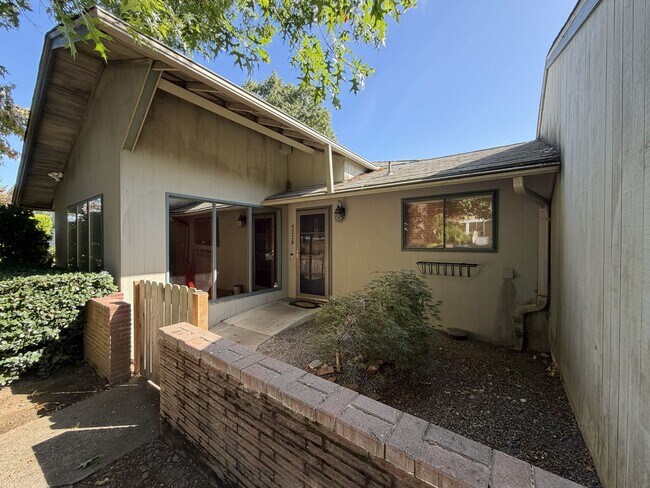 Building Photo - 5220 SE 33rd Pl