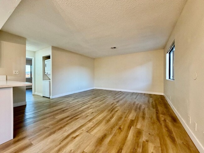Building Photo - Updated 2 bedroom condo