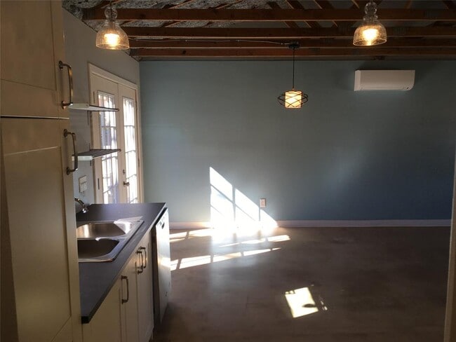 Building Photo - 701 Vargas Rd