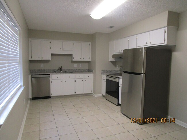 Building Photo - 738 E Pine Forest Dr