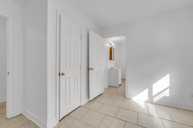 Foto del edificio - 1830 W 27th St