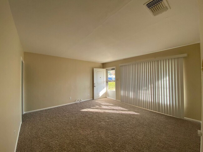 Foto del edificio - Action Properties RES Inc offering- Central Roseville - 2 Bed, 1 Bath - Separate Living and Famil...