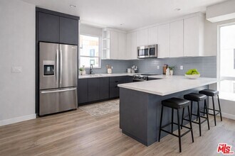 Building Photo - 6702 Balboa Blvd