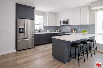 Building Photo - 6702 Balboa Blvd