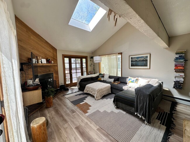 Building Photo - Exquisite 2 Bedroom 2 Bath Excellent Locat...