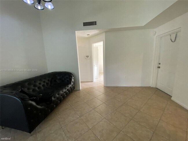 Foto del edificio - 3 br, 2 bath House - 6944 SW 39th St Apt B201