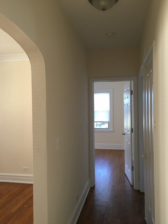 Building Photo - 5529 W Farragut Ave