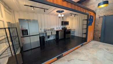 Building Photo - 920 W Cavalcade St