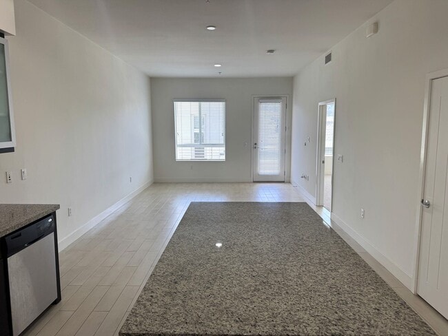 Foto del edificio - Beautiful 2+2, Bonus Room & balcony in PLA...