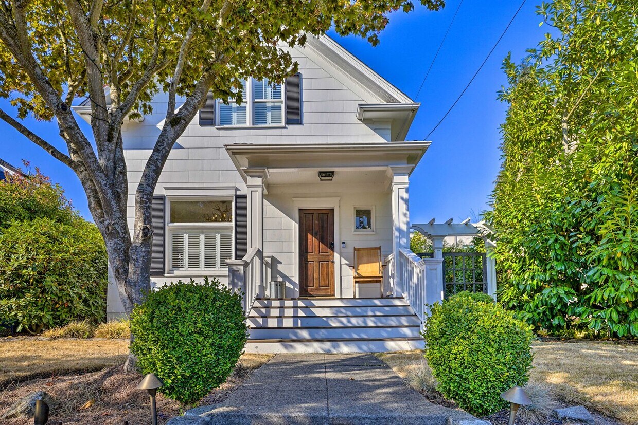 Foto principal - Top of the hill stunning Craftsman walking...