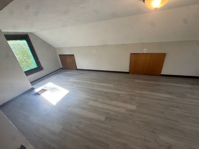 Building Photo - Charming 3-Bedroom Property in Prime Location