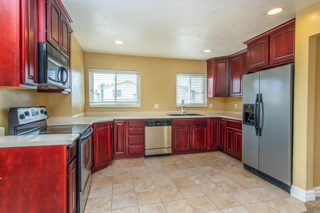 Photo - 1585 Rundquist Dr (West Jordan, UT) House