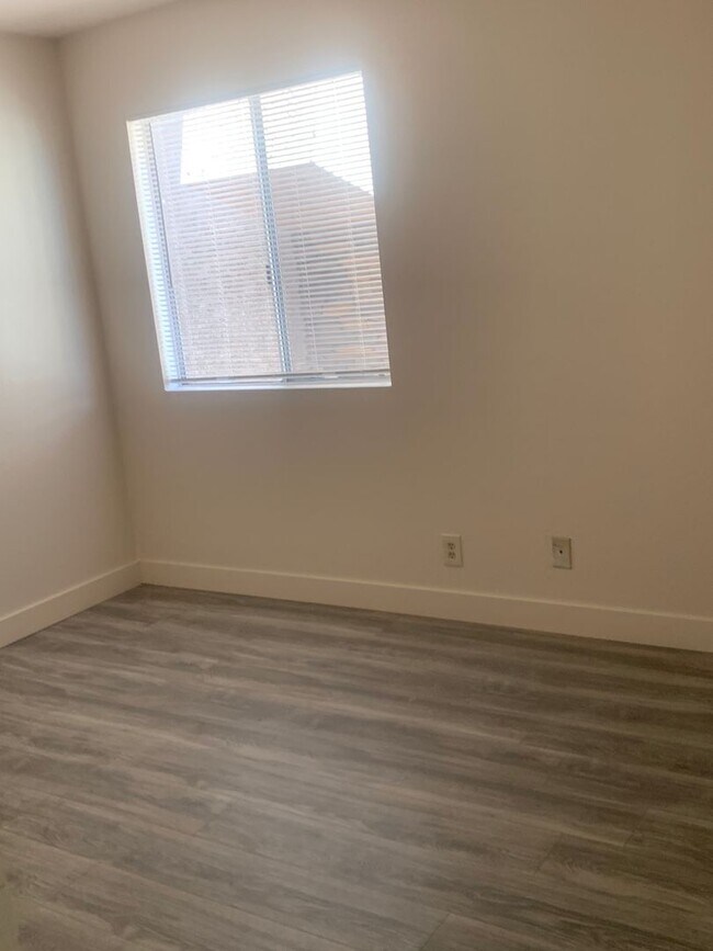Building Photo - 2 bed condo for rent -$1300