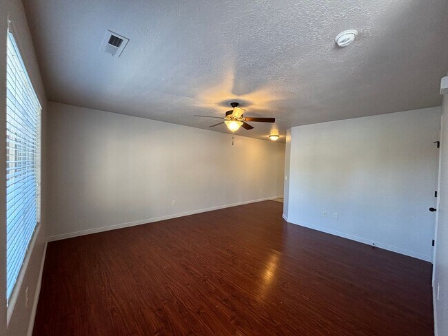 Foto del edificio - 3 bed 2.5 bath townhome